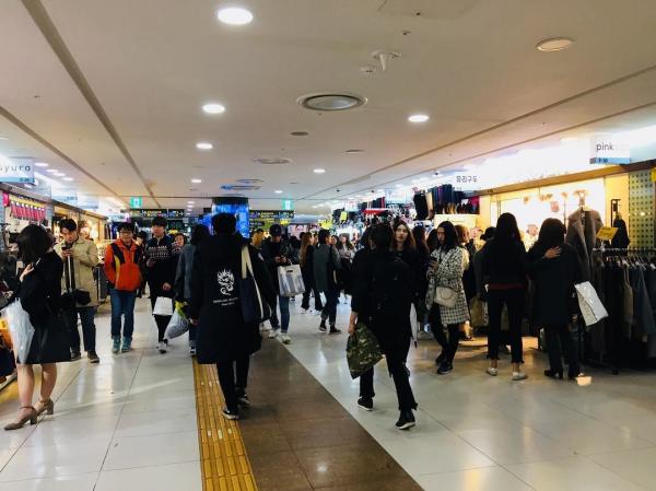 要到江南地下街十分容易，只要乘搭首爾地鐵 2 號綫到江南站，一出閘口就是地下街範圍。（圖：haeji_lim @IG）