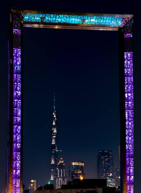 夜晚的 The Dubai Frame，冇咗日光下的燦爛金，轉有紫、淺藍色的燈光，又有另一種 feel。（圖：YouTube 截圖）