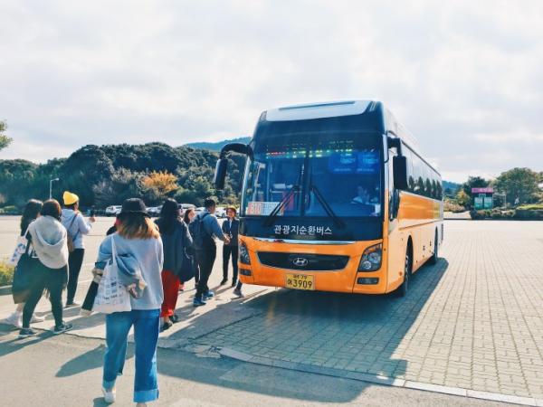 我們先坐幹綫巴士 210-1（藍色）到大川乘換中心，然後轉乘 810 觀光循環巴士（黃色）前往 Mazeland。