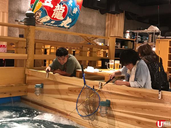 今年 7 月在大阪通天閣附近開業的 Jumbo 釣船釣魚吉 （ジャンボ釣船 つり吉），主打客人自己海鮮自己釣，釣到後，更幫你即時煮理，保證新鮮。有得買又有得食，而家又近旅遊區，所以吸引不少遊客及日本人