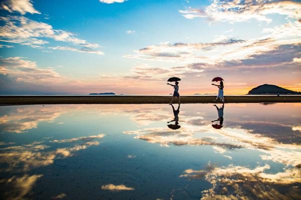 日本版天空之鏡，香川縣「父母ヶ浜」（相：三豊市観光協会）。