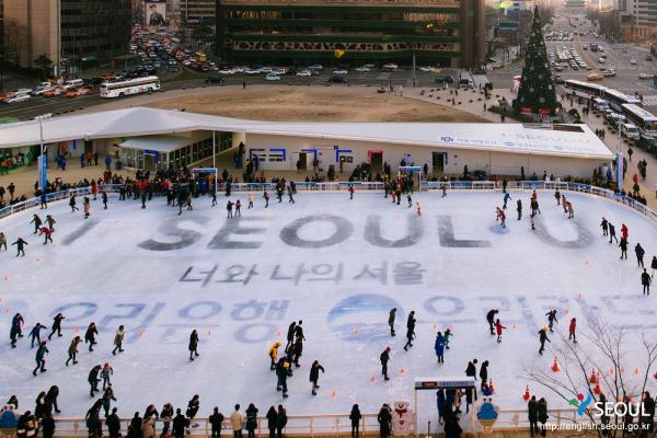 首爾廣場溜冰場已於 12 月 22 日開幕，費用十分親民，只需 1,000 韓圜（約 7 港元）就可以溜冰 1 小時，費用還包含溜冰鞋的租借費用！