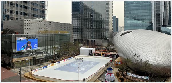 一到冬天，室外溜冰場就會分布在首爾各個角落，連上岩洞 MBC 電視台前也有溜冰場！