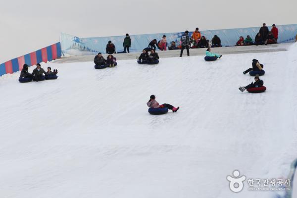 雖然大家對漢江公園十分熟悉，但未必知道纛島，纛島漢江公園多次出現在韓國綜藝節目和電視劇中。纛島漢江公園雪橇場享盡地理之利，入場後玩到黃昏就可以看到美麗夕陽。