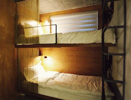 床舖都有小燈，就算另一位房客要先入睡，都唔怕漆黑一片。