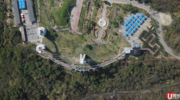 「崗山之眼」原址為草地，只有碉堡，現成了高雄新地標。