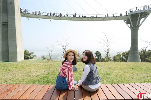 「崗山之眼」原址為草地，只有碉堡，現成了高雄新地標。