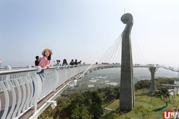 「崗山之眼」原址為草地，只有碉堡，現成了高雄新地標。