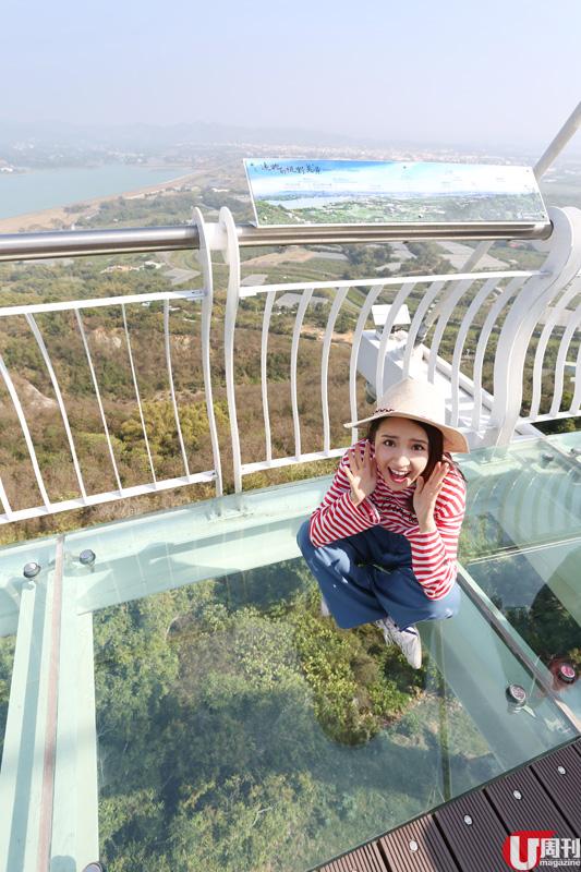 「崗山之眼」原址為草地，只有碉堡，現成了高雄新地標。
