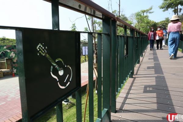 「崗山之眼」原址為草地，只有碉堡，現成了高雄新地標。