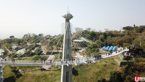 「崗山之眼」原址為草地，只有碉堡，現成了高雄新地標。