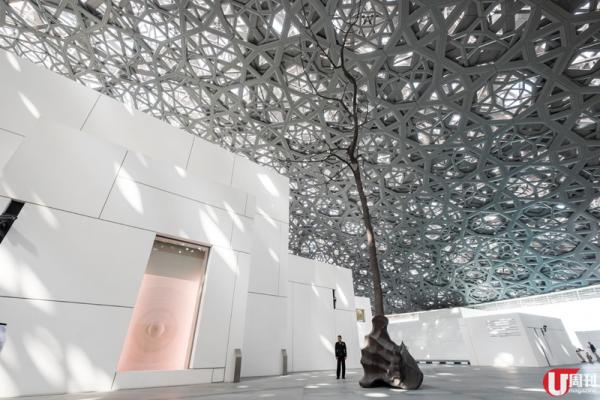 把國家重要的棕櫚綠洲概念，放入阿布札比羅浮宮中，人走在 Plaza，沿 Guiseppe Penone 創作的《Leaves of Light》往上望，天花就似樹傘般，陽光穿過屋頂的星形圖案，就似棕櫚林傘下的光雨般，美極。