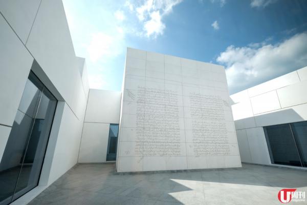 把國家重要的棕櫚綠洲概念，放入阿布札比羅浮宮中，人走在 Plaza，沿 Guiseppe Penone 創作的《Leaves of Light》往上望，天花就似樹傘般，陽光穿過屋頂的星形圖案，就似棕櫚林傘下的光雨般，美極。