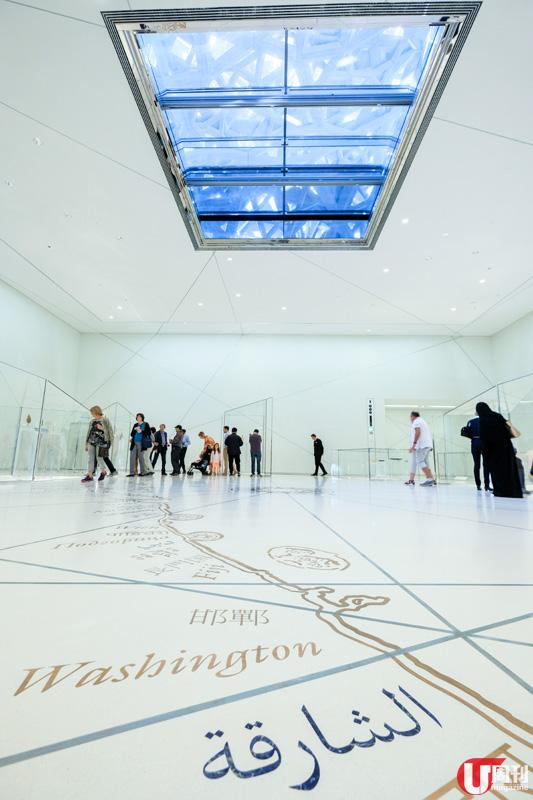 把國家重要的棕櫚綠洲概念，放入阿布札比羅浮宮中，人走在 Plaza，沿 Guiseppe Penone 創作的《Leaves of Light》往上望，天花就似樹傘般，陽光穿過屋頂的星形圖案，就似棕櫚林傘下的光雨般，美極。