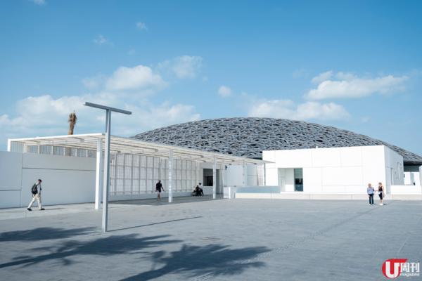 把國家重要的棕櫚綠洲概念，放入阿布札比羅浮宮中，人走在 Plaza，沿 Guiseppe Penone 創作的《Leaves of Light》往上望，天花就似樹傘般，陽光穿過屋頂的星形圖案，就似棕櫚林傘下的光雨般，美極。