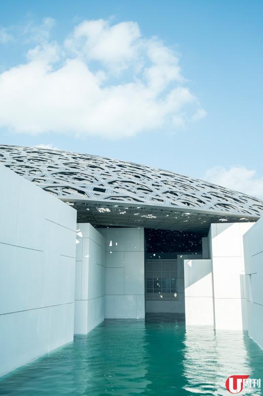 把國家重要的棕櫚綠洲概念，放入阿布札比羅浮宮中，人走在 Plaza，沿 Guiseppe Penone 創作的《Leaves of Light》往上望，天花就似樹傘般，陽光穿過屋頂的星形圖案，就似棕櫚林傘下的光雨般，美極。