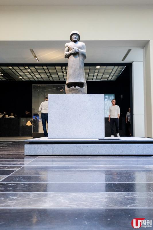 把國家重要的棕櫚綠洲概念，放入阿布札比羅浮宮中，人走在 Plaza，沿 Guiseppe Penone 創作的《Leaves of Light》往上望，天花就似樹傘般，陽光穿過屋頂的星形圖案，就似棕櫚林傘下的光雨般，美極。