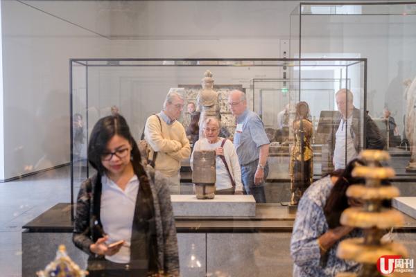 把國家重要的棕櫚綠洲概念，放入阿布札比羅浮宮中，人走在 Plaza，沿 Guiseppe Penone 創作的《Leaves of Light》往上望，天花就似樹傘般，陽光穿過屋頂的星形圖案，就似棕櫚林傘下的光雨般，美極。