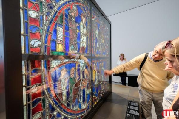 把國家重要的棕櫚綠洲概念，放入阿布札比羅浮宮中，人走在 Plaza，沿 Guiseppe Penone 創作的《Leaves of Light》往上望，天花就似樹傘般，陽光穿過屋頂的星形圖案，就似棕櫚林傘下的光雨般，美極。