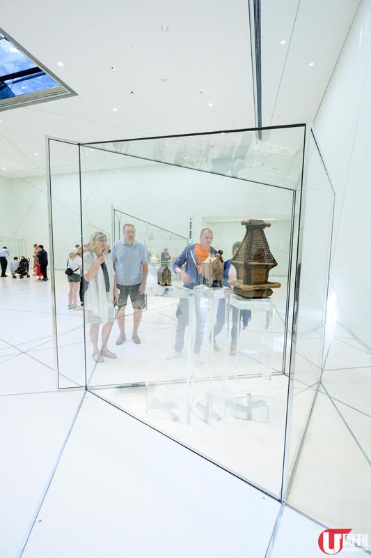 把國家重要的棕櫚綠洲概念，放入阿布札比羅浮宮中，人走在 Plaza，沿 Guiseppe Penone 創作的《Leaves of Light》往上望，天花就似樹傘般，陽光穿過屋頂的星形圖案，就似棕櫚林傘下的光雨般，美極。