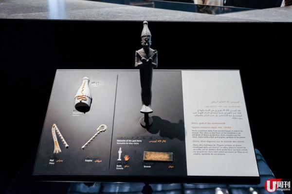 把國家重要的棕櫚綠洲概念，放入阿布札比羅浮宮中，人走在 Plaza，沿 Guiseppe Penone 創作的《Leaves of Light》往上望，天花就似樹傘般，陽光穿過屋頂的星形圖案，就似棕櫚林傘下的光雨般，美極。