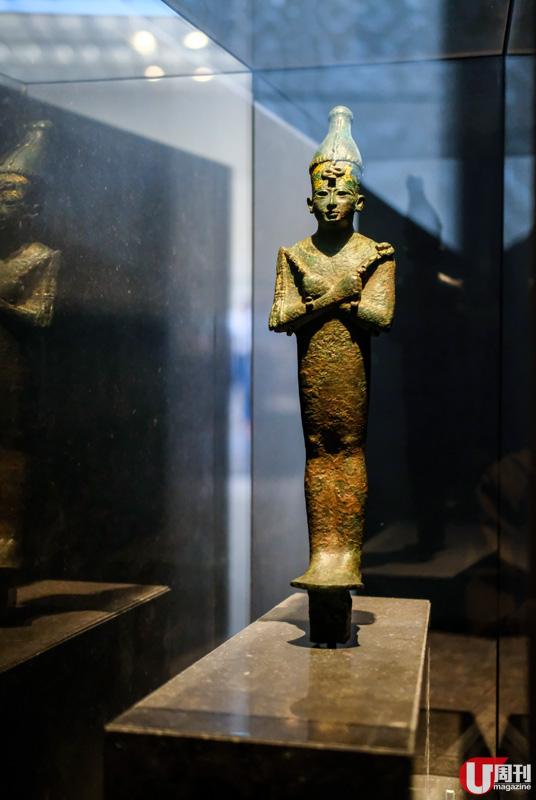 把國家重要的棕櫚綠洲概念，放入阿布札比羅浮宮中，人走在 Plaza，沿 Guiseppe Penone 創作的《Leaves of Light》往上望，天花就似樹傘般，陽光穿過屋頂的星形圖案，就似棕櫚林傘下的光雨般，美極。