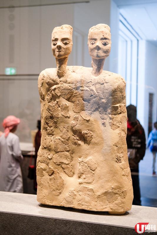 把國家重要的棕櫚綠洲概念，放入阿布札比羅浮宮中，人走在 Plaza，沿 Guiseppe Penone 創作的《Leaves of Light》往上望，天花就似樹傘般，陽光穿過屋頂的星形圖案，就似棕櫚林傘下的光雨般，美極。