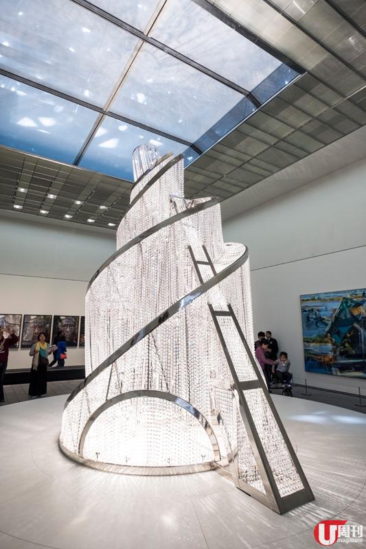 把國家重要的棕櫚綠洲概念，放入阿布札比羅浮宮中，人走在 Plaza，沿 Guiseppe Penone 創作的《Leaves of Light》往上望，天花就似樹傘般，陽光穿過屋頂的星形圖案，就似棕櫚林傘下的光雨般，美極。