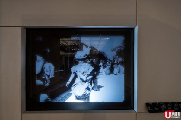 把國家重要的棕櫚綠洲概念，放入阿布札比羅浮宮中，人走在 Plaza，沿 Guiseppe Penone 創作的《Leaves of Light》往上望，天花就似樹傘般，陽光穿過屋頂的星形圖案，就似棕櫚林傘下的光雨般，美極。