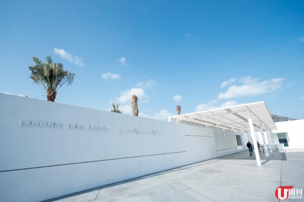 把國家重要的棕櫚綠洲概念，放入阿布札比羅浮宮中，人走在 Plaza，沿 Guiseppe Penone 創作的《Leaves of Light》往上望，天花就似樹傘般，陽光穿過屋頂的星形圖案，就似棕櫚林傘下的光雨般，美極。