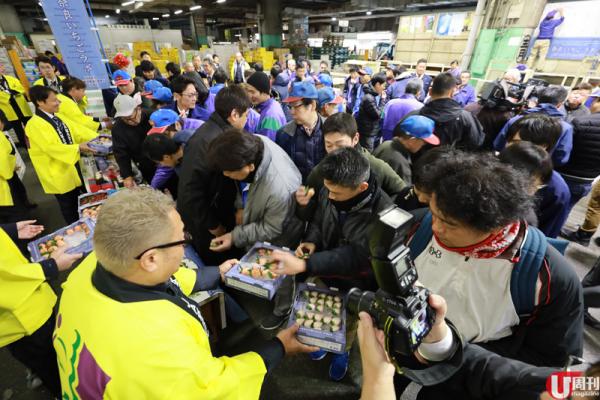 半隻腳踏入士多啤梨包裝工場，已經聞到陣陣甜香。 