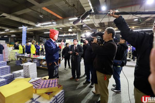 半隻腳踏入士多啤梨包裝工場，已經聞到陣陣甜香。 