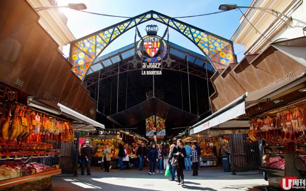 位於 La Rambla 大街的市場，星期一至日都人頭湧湧。