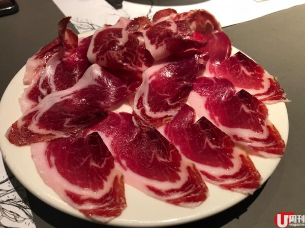 位於 La Rambla 大街的市場，星期一至日都人頭湧湧。