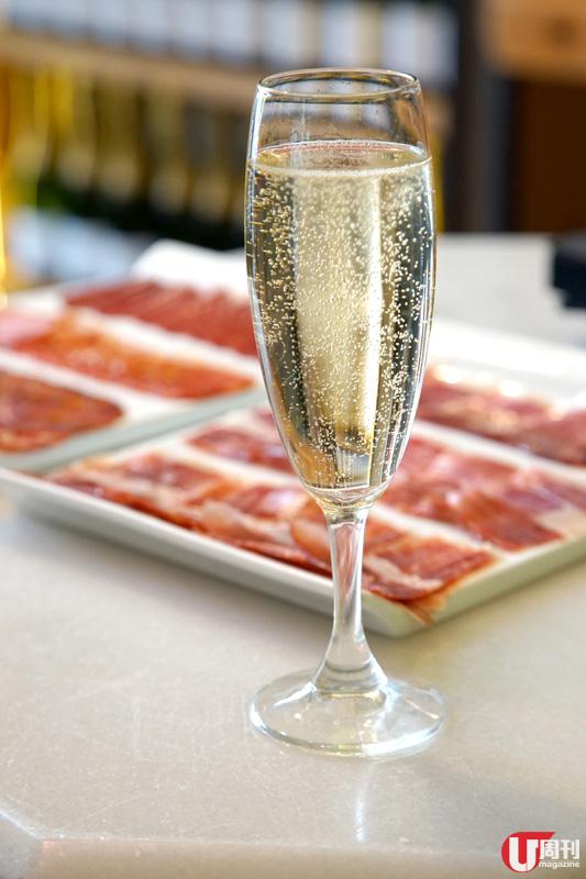 位於 La Rambla 大街的市場，星期一至日都人頭湧湧。