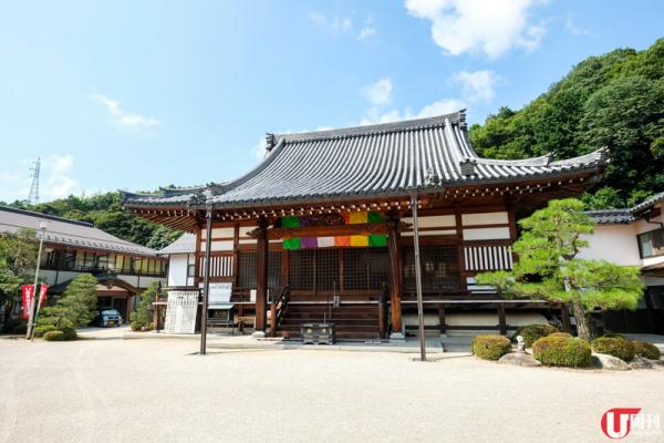 外表平平無奇，亦不見遊人，但本堂卻是意外的莊嚴美麗。