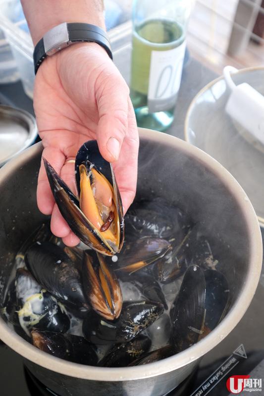 基本就是最美好，海鮮湯青口，雙倍鮮度，更有麵包蘸湯，吃至一滴不漏。