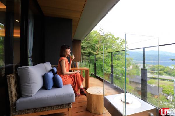 為保私隱，露天溫泉設有適當的欄柵，一般成人都可以邊泡邊看富士山。