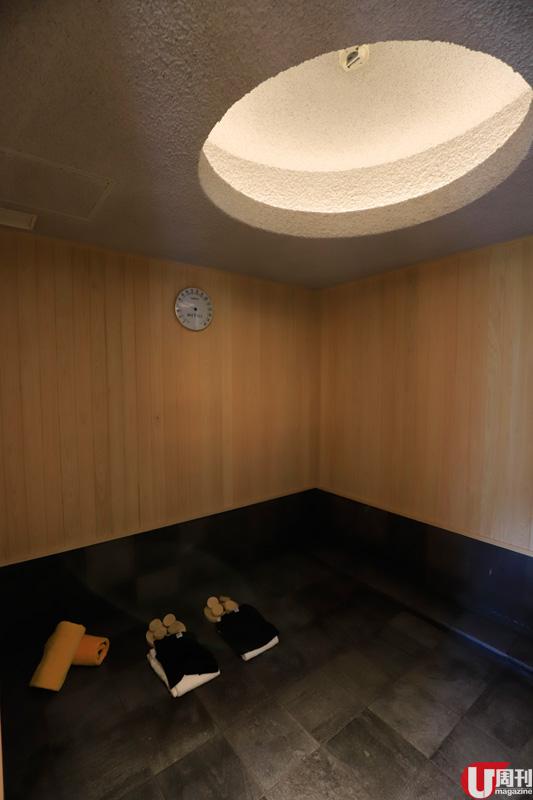 為保私隱，露天溫泉設有適當的欄柵，一般成人都可以邊泡邊看富士山。