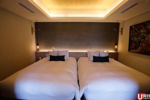 為保私隱，露天溫泉設有適當的欄柵，一般成人都可以邊泡邊看富士山。