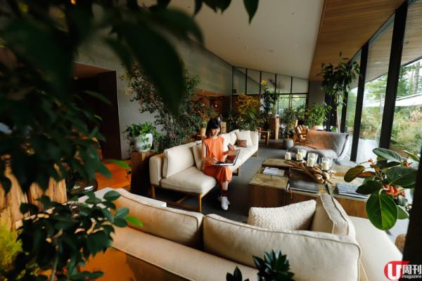 為保私隱，露天溫泉設有適當的欄柵，一般成人都可以邊泡邊看富士山。