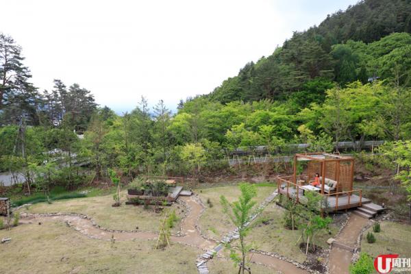 為保私隱，露天溫泉設有適當的欄柵，一般成人都可以邊泡邊看富士山。