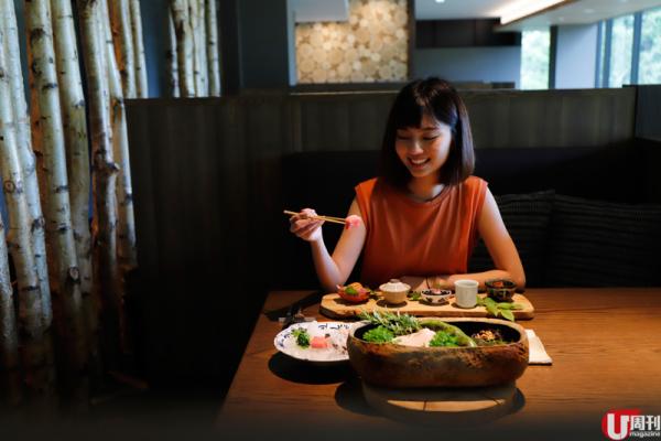 為保私隱，露天溫泉設有適當的欄柵，一般成人都可以邊泡邊看富士山。