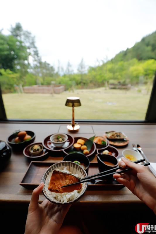 為保私隱，露天溫泉設有適當的欄柵，一般成人都可以邊泡邊看富士山。