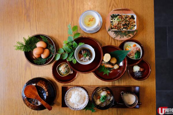 為保私隱，露天溫泉設有適當的欄柵，一般成人都可以邊泡邊看富士山。