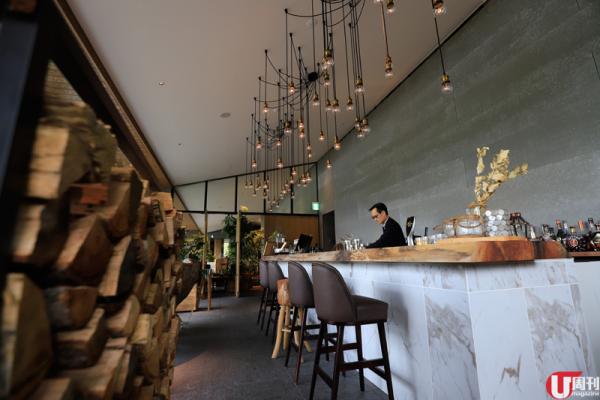 為保私隱，露天溫泉設有適當的欄柵，一般成人都可以邊泡邊看富士山。