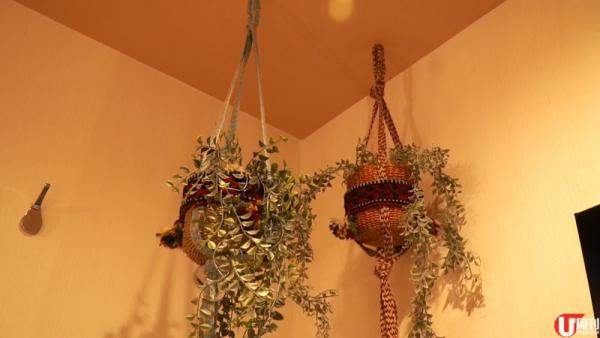 由藝術家 Chihiro Koshi 繪製的《a tree》，活化貨櫃，將酒店變型。