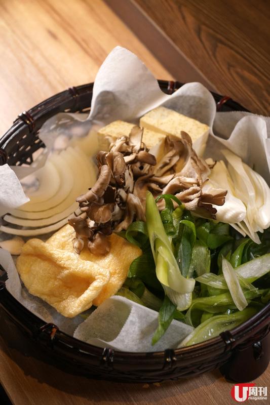 GEMS 難波 3-13 樓，每層一間餐廳。