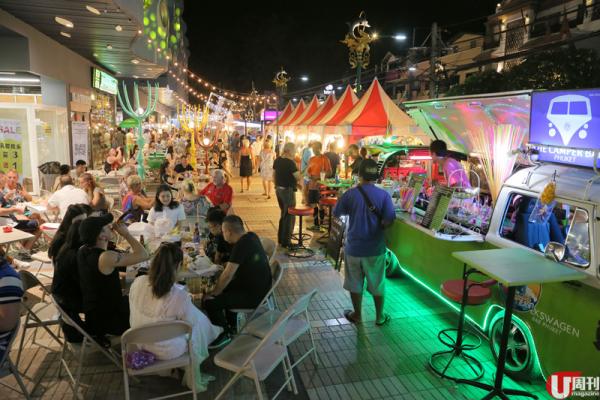 酒店位於半山，從天台泳池望出去一望無盡。