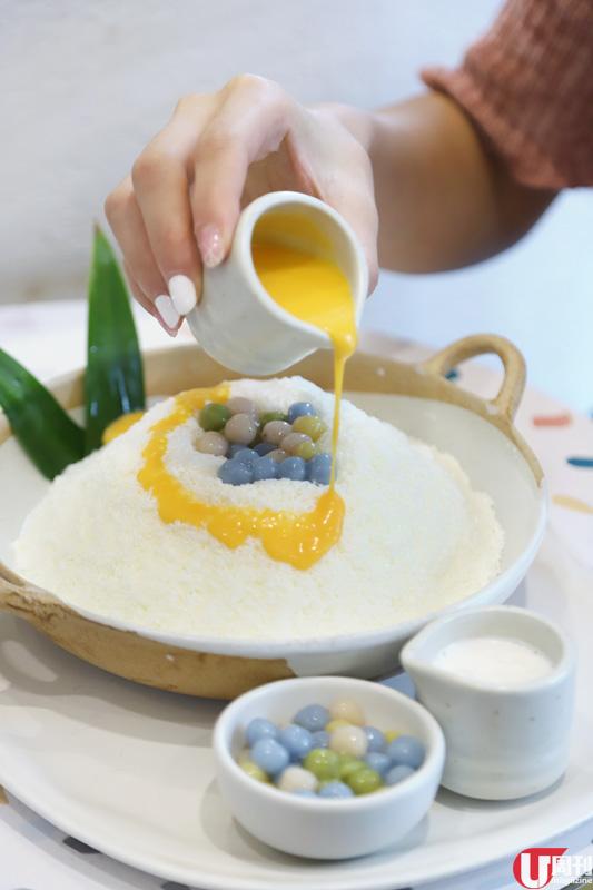 鹹蛋黃韓式刨冰 約 60 港元 ：鹹蛋黃做的奶黃醬加上奶味香濃的刨冰，入口又綿又滑，軟糯的 bua loi 丸子帶椰香，難怪令人甘心排足 3 個鐘。